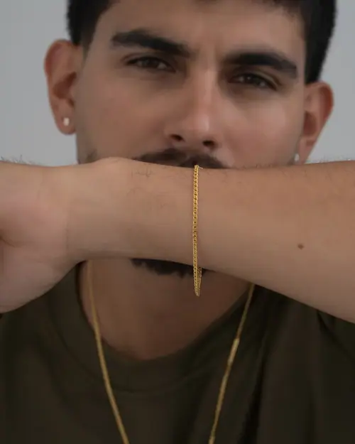 BLZ C — pulsera barbada, detalle de muñeca