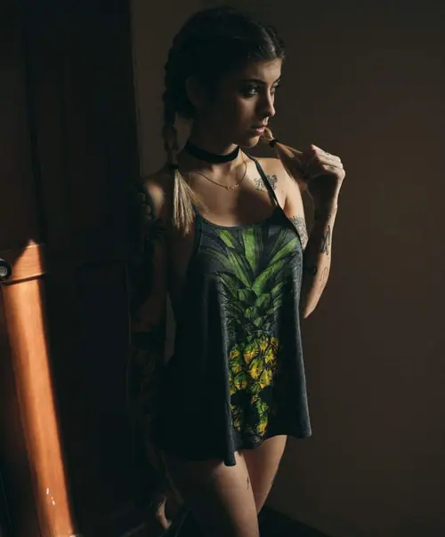 NITRATO — pineapple tee, window light