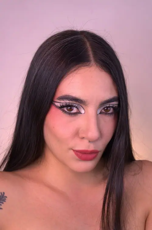Sheild Cosmetics — con producto